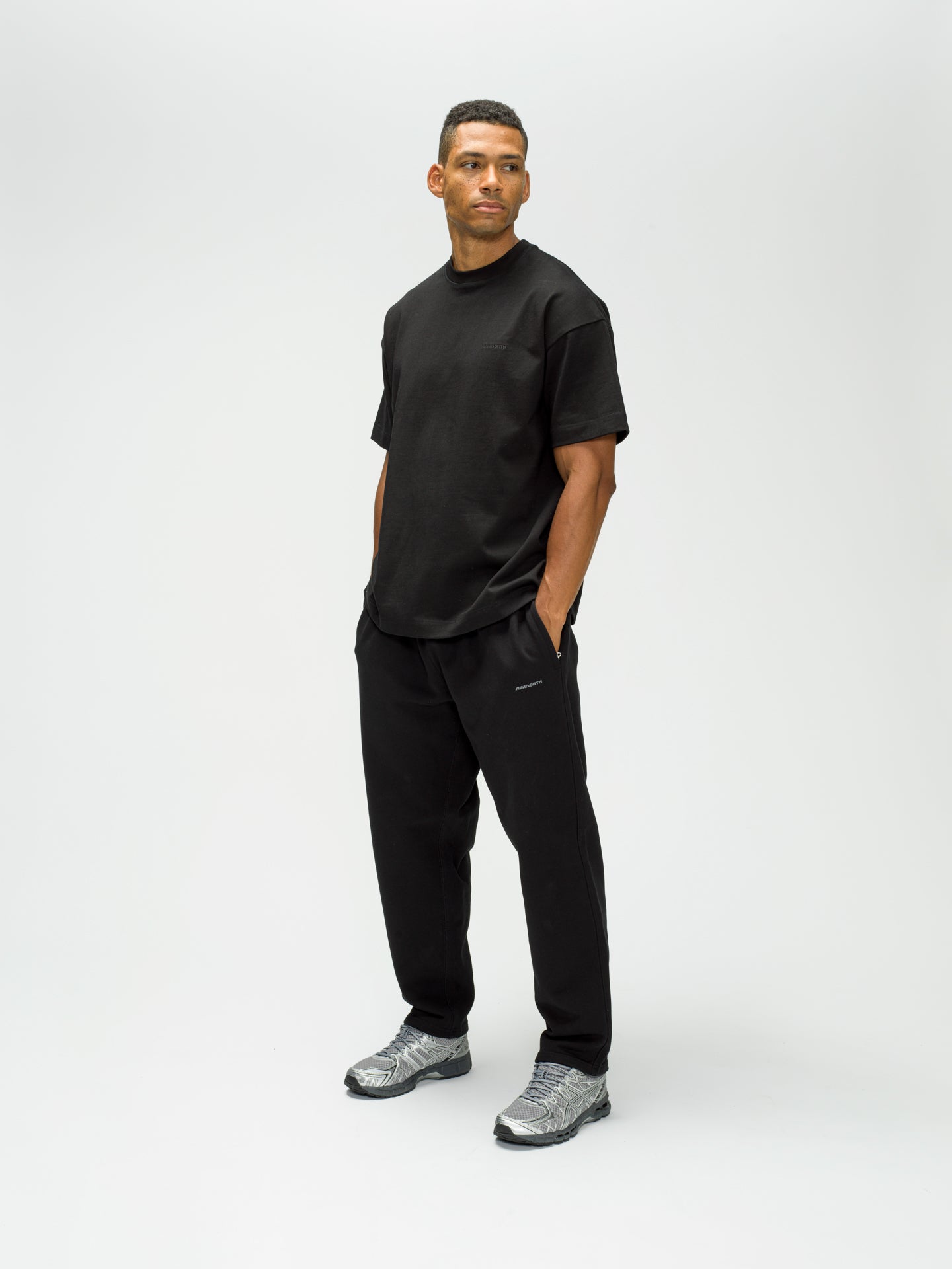 HEAVYWEIGHT BLACK SWEATPANTS